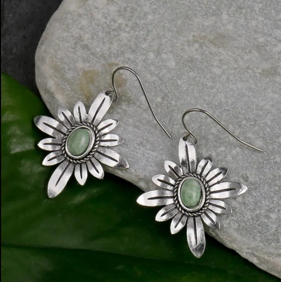 NEW Vintage Style Silver Flower Earrings - Picture 2 of 7